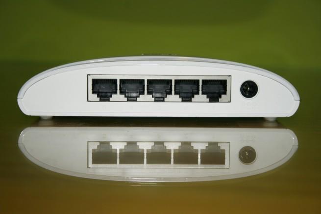 Vista trasera del switch D-Link DGS-1005D