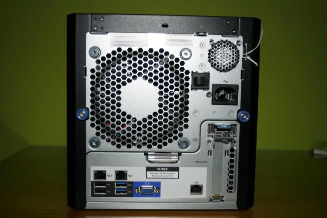 Vista parte trasera del servidor HP ProLiant MicroServer Gen8