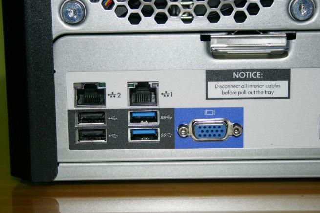 Vista de las conexiones del HP ProLiant MicroServer Gen8