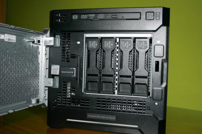 Vista de las bahías para discos duros del HP ProLiant MicroServer Gen8