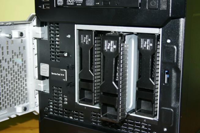 Vista de la extracción de un disco duro del HP ProLiant MicroServer Gen8