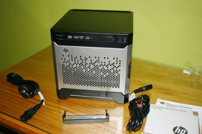 Vista del contenido de la caja del HP ProLiant MicroServer Gen8