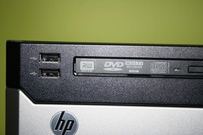 Vista en detalle USB frontales y regrabadora de CD/DVD del HP ProLiant MicroServer Gen8