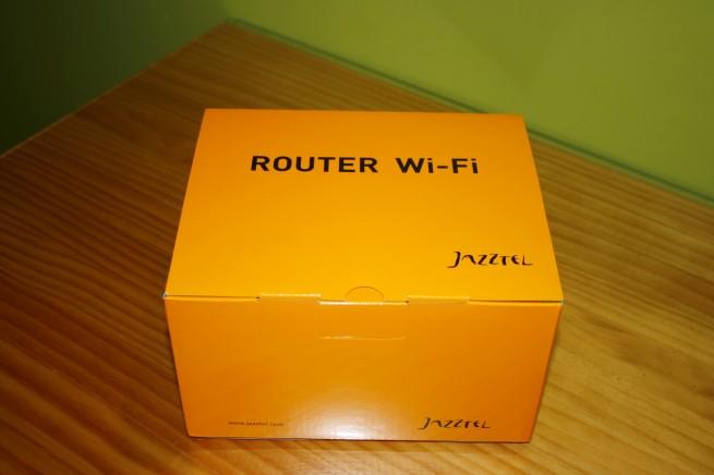 Vista frontal de la caja del router Comtrend VR-3025u