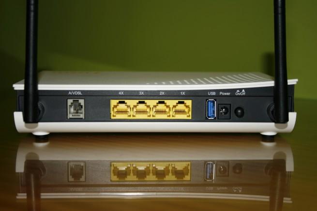 Vista general de la parte trasera del router Comtrend VR-3025u