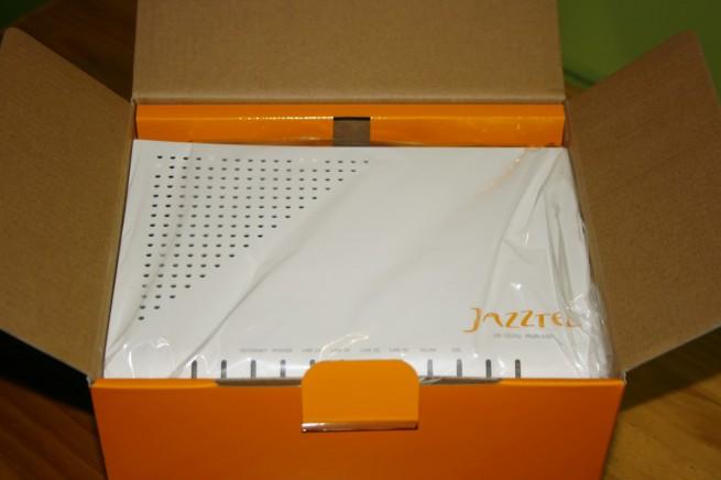Vista del interior de la caja del router Comtrend VR-3025u