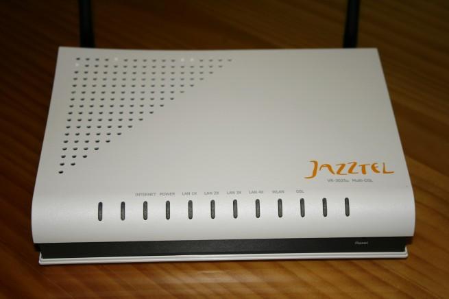 Vista frontal del router Comtrend VR-3025u