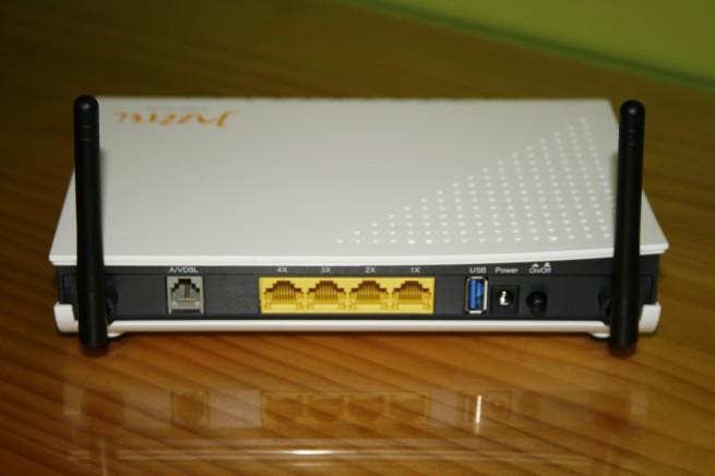 Vista trasera del router Comtrend VR-3025u