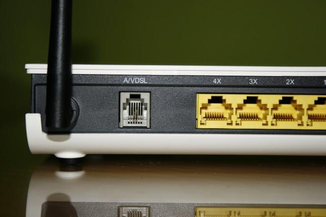 Vista en detalle de la parte trasera izquierda del router Comtrend VR-3025u