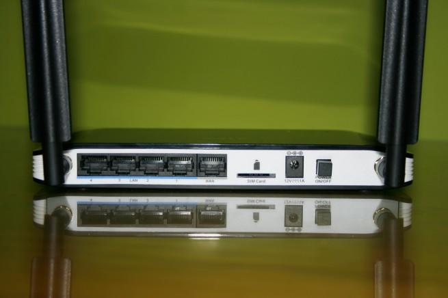 Vista trasera en detalle del router D-Link DWR-921