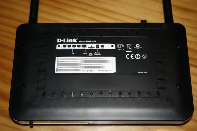 Vista inferior del router D-Link DWR-921