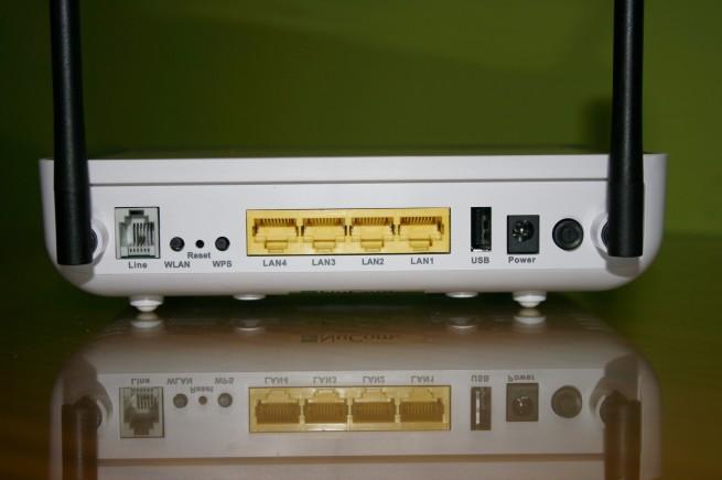 Vista trasera del router NuCom NU-GAN5 de Pepephone