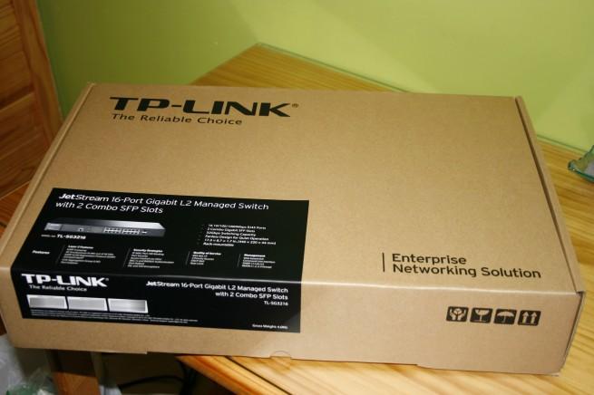 Vista superior de la caja del switch gestionable TP-LINK TL-SG3216