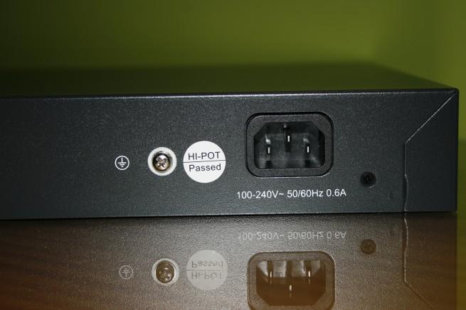 Vista del conector de alimentación del switch gestionable TP-LINK TL-SG3216