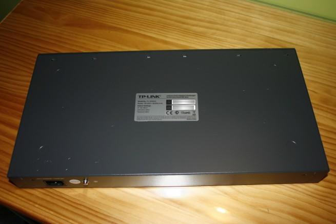 Vista inferior del switch gestionable TP-LINK TL-SG3216