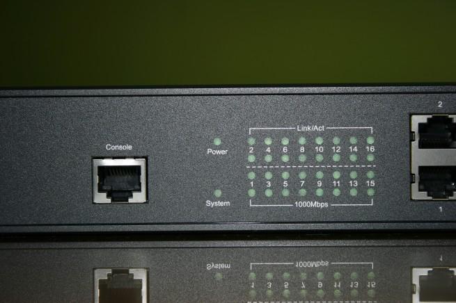 Vista en detalle de los LEDs y puerto de consola del switch TP-LINK TL-SG3216