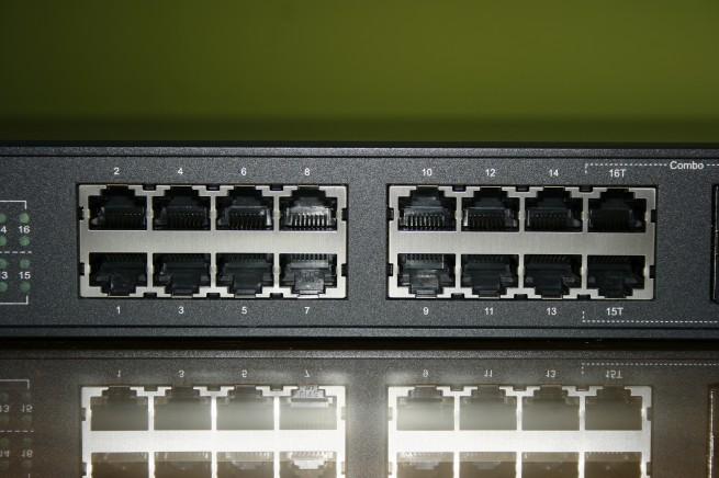 Vista de los 16 puertos Gigabit Ethernet del switch TP-LINK TL-SG3216