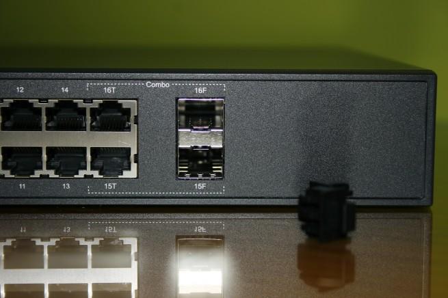 Vista de los slots SFP para cables de fibra óptica en el switch TP-LINK TL-SG3216