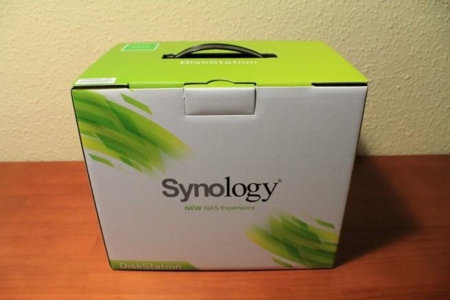 Parte frontal del embalaje del Synology DS114