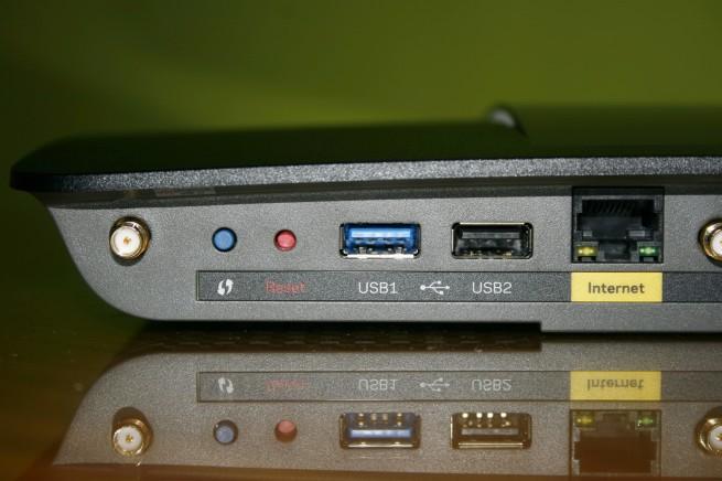 Vista lateral izquierda del router Linksys EA6900