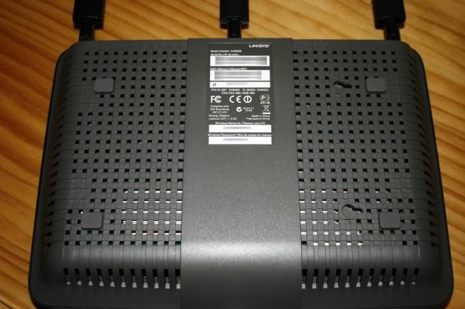 Vista inferior del router Linksys EA6900