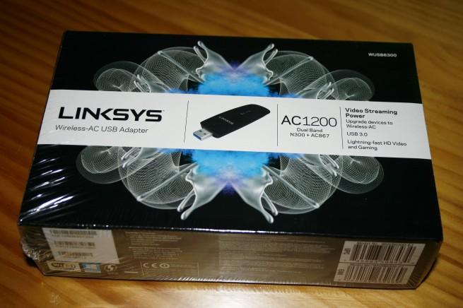 Vista frontal de la caja del adaptador Linksys WUSB6300