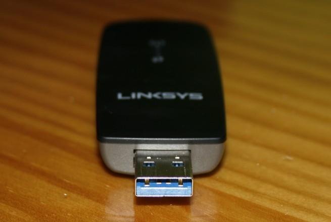 Vista frontal de la interfaz USB 3.0 que incorpora el Linksys WUSB6300