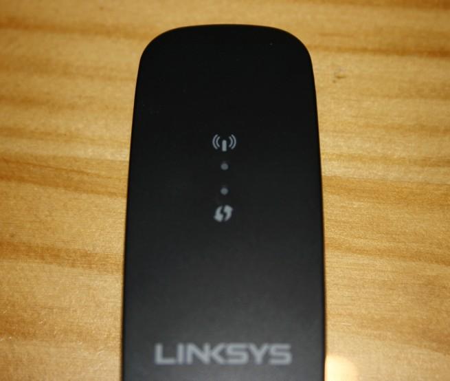 Vista frontal de los LEDs del Linksys WUSB6300