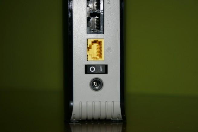 Vista trasera del TRENDnet TEW-812DRU v2 detallando la WAN y el botón de encendido