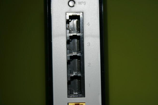 Vista trasera de los puertos LAN del TRENDnet TEW-812DRU v2