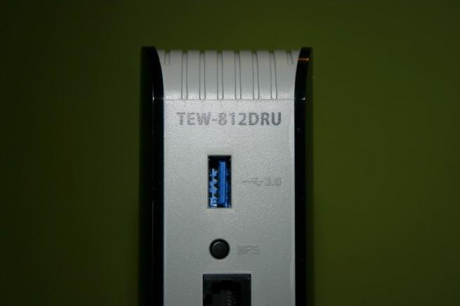 Vista trasera del puerto USB 3.0 y WPS del TRENDnet TEW-812DRU v2