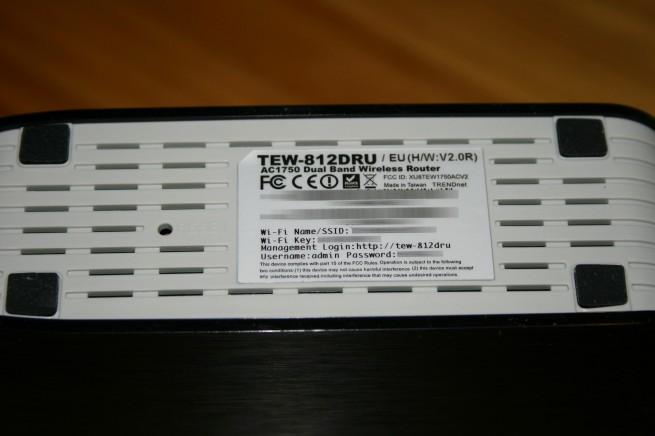 Vista inferior del router TRENDnet TEW-812DRU v2