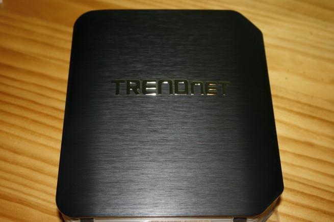 Vista frontal del router neutro TRENDnet TEW-812DRU v2