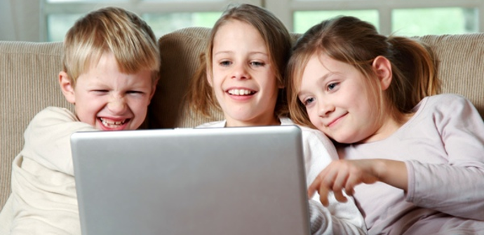 Niños usando un ordenador de forma segura