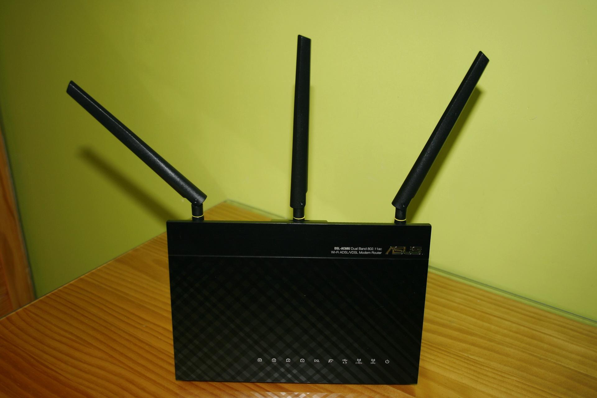 Vista frontal del router ASUS DSL-AC68u