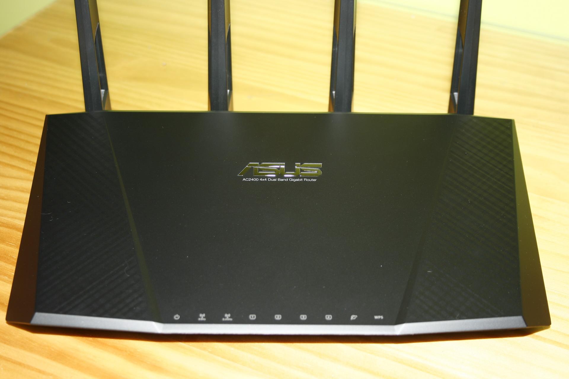 Vista frontal del router ASUS RT-AC87U