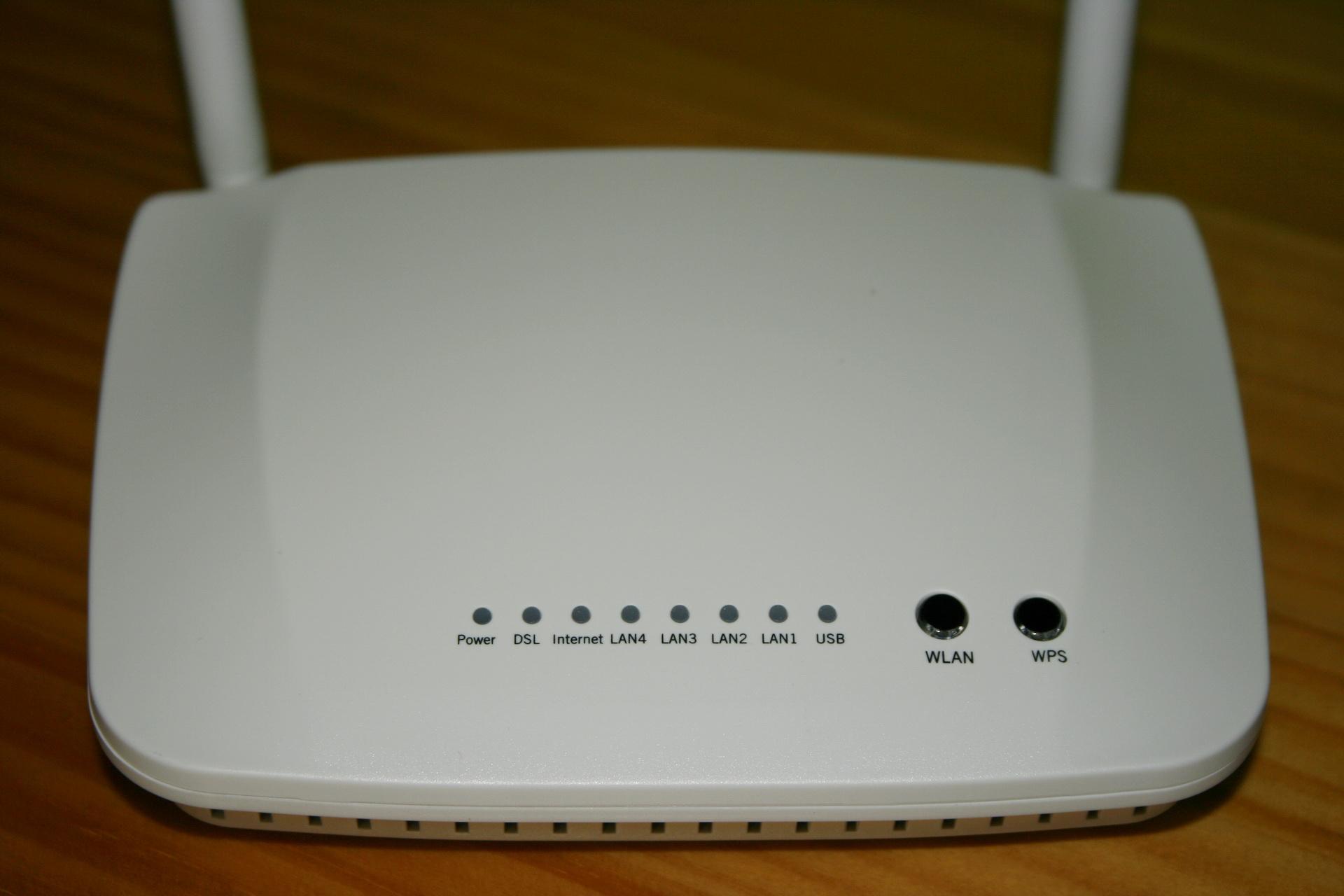 Vista frontal del router Nucom R5500UN con todos los LEDs y botones de estado