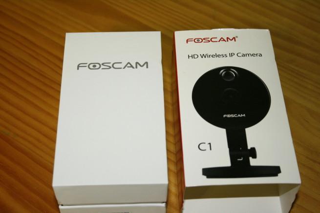 Interior de la caja de la cámara IP Foscam C1