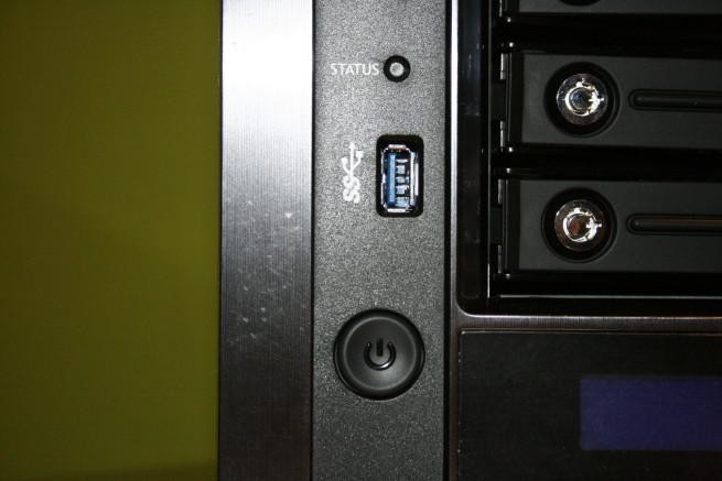 USB 3.0 y botón de encendido y apagado del Thecus N5810PRO