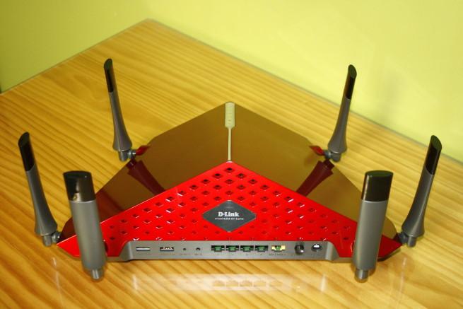 Trasera del router neutro D-Link DIR-890L