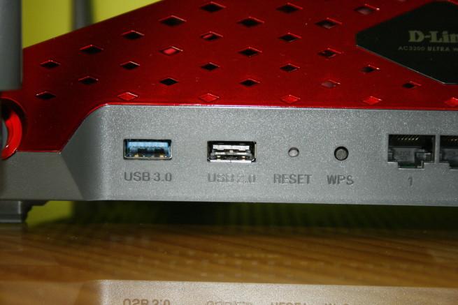 Puertos USB 3.0 y USB 2.0 del router neutro D-Link DIR-890L