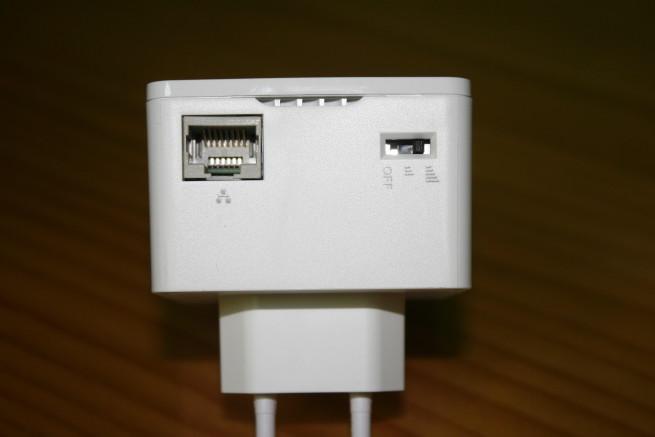 Puerto Ethernet e interruptor del Edimax EW-7438AC