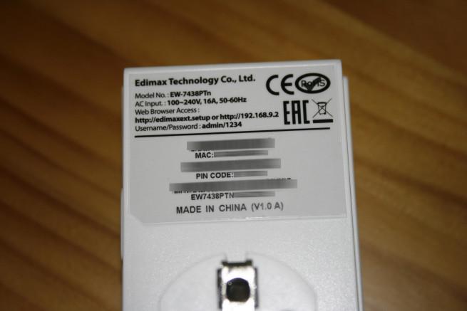 Pegatina del Edimax EW-7438PTn con los credenciales de acceso