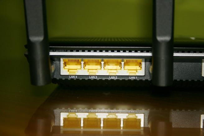 Puertos Ethernet de la parte LAN del router TP-LINK Archer C2600