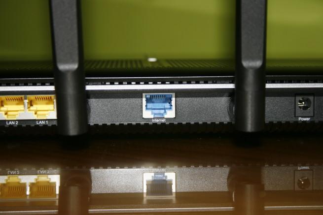 Detalle del puerto Gigabit Ethernet para la WAN del TP-LINK Archer C2600
