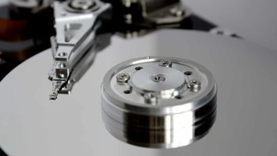 disco duro hdd con la aguja escribiendo datos