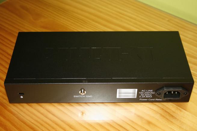 Trasera del switch gestionable D-Link DGS-1210-10