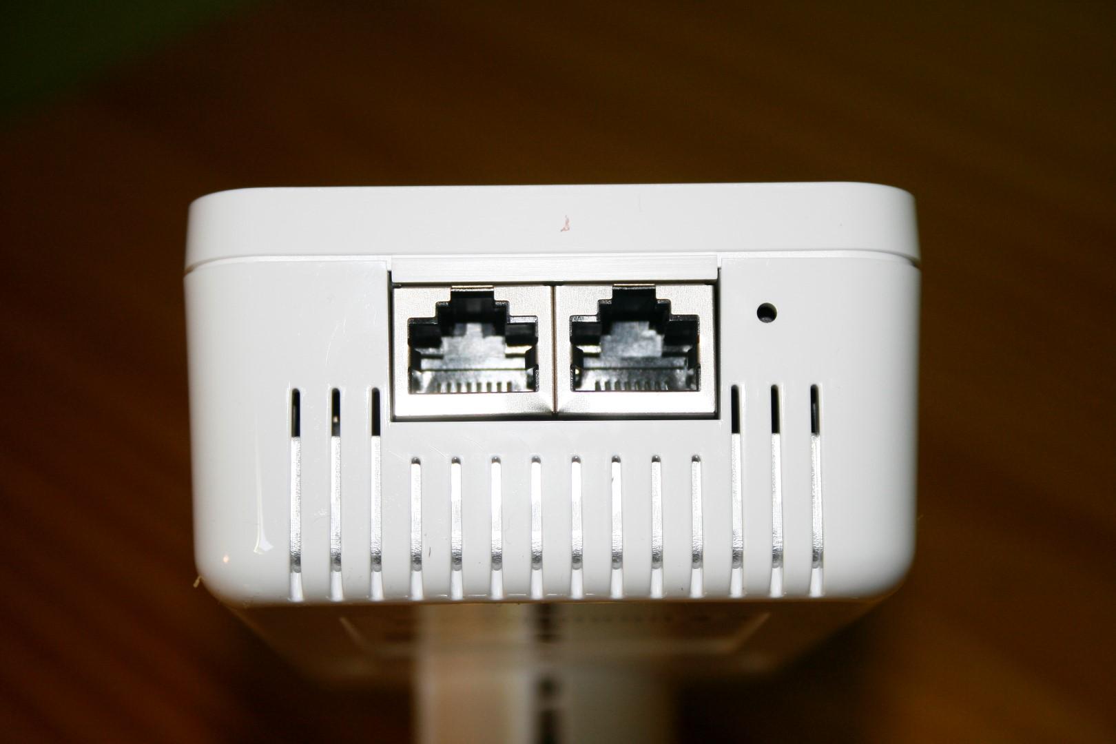 Detalle de los puertos de red y el botón de reset del plc supletorio de los devolo dLAN 1200+ WiFi ac