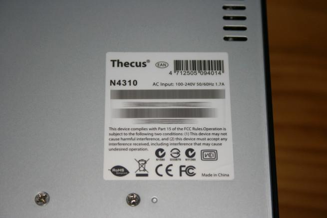 Detalle de la pegatina inferior del NAS Thecus N4310