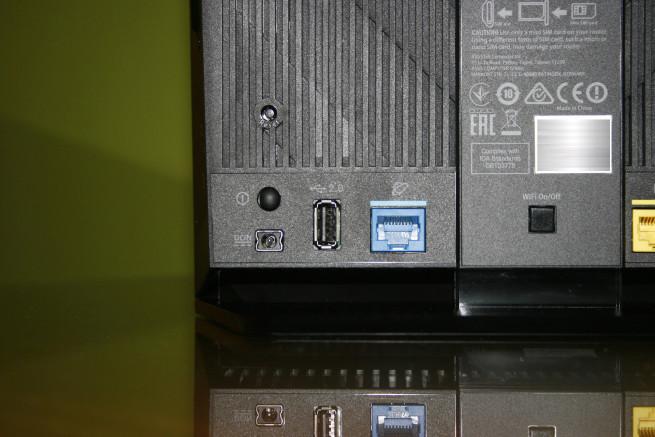 Vista del puerto WAN, USB y conector de alimentación del ASUS 4G-AC55U